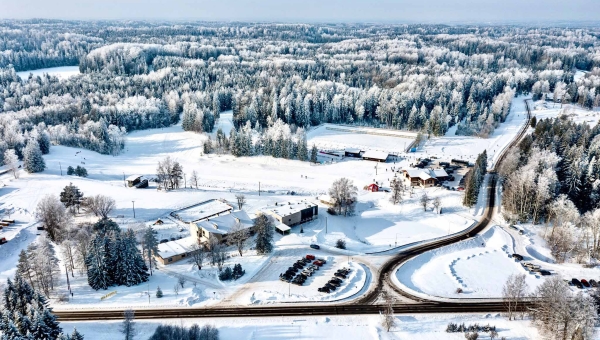 Hiilgavaimate radadega Haanja jaanuaris 2026. Radade eest hoolitseb ainult kaks meest lausa võimete piiril, tervist ohtu seades.  Foto: Martin Mark